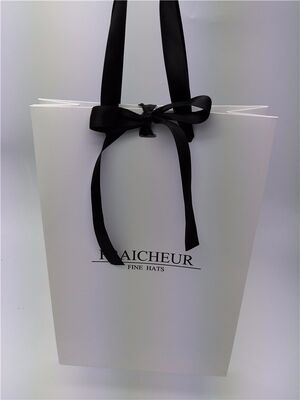 Buen precio Ahorro de espacio bolsas de regalo plegables recicladas hechas a mano de papel blanco de arte con logotipo personalizable y color de cinta perfecto para venta al por menor y regalos en línea