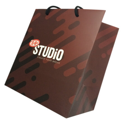 Buen precio Bolsas de regalo recicladas Bolsas de papel plegables con mangos de cuerda retorcidos negros y opciones de tamaño personalizado para regalos en línea