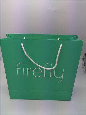 Buen precio Bolsas de regalo de lujo recicladas con papel de arte en relieve de hoja de bambú y acabado mate diseñadas para exhibición y empaque de regalos festivos en línea