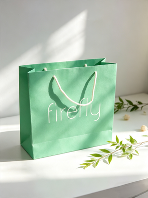 Buen precio Bolsas de regalo recicladas impresas a medida con tratamiento impermeable laminado opcional y estampado en caliente para una presentación mejorada en línea