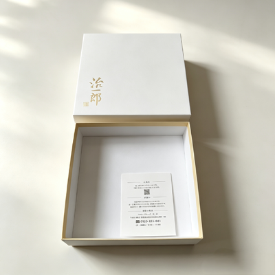 Buen precio Elegantes cajas de embalaje de chocolate de estilo japonés minimalista con laminado mate y ribete interior dorado claro, perfectas para bocadillos horneados en línea