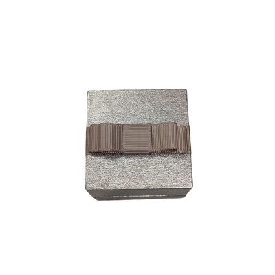Buen precio Caja de papel de joyería personalizada con cierre magnético hecha de cartón gris envuelto en papel especial perfecto para el embalaje y presentación de joyas online