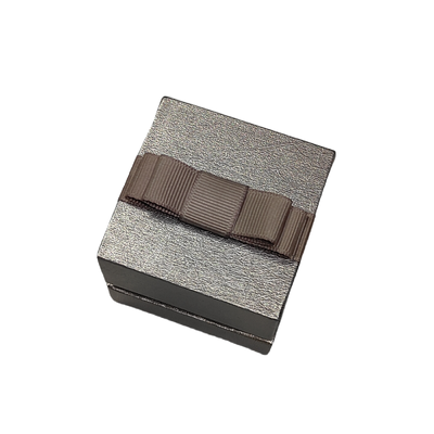 Buen precio Cartón gris rígido Papel de joyería Caja envuelta en papel de arte especial dimensiones personalizables para el embalaje de anillos collares y pendientes online