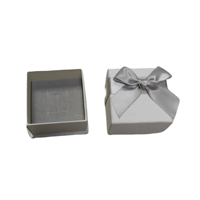 Buen precio Caja de papel de joyería personalizable con papel de arte de cartón gris rígido estampado en caliente relieve y cierre magnético ideal para anillos collares pendientes online