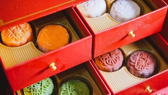 Buen precio Caja elegante dura de empaquetado del Mooncake del regalo del top del tirón de la caja de la galleta del color de CMYK 4 en línea