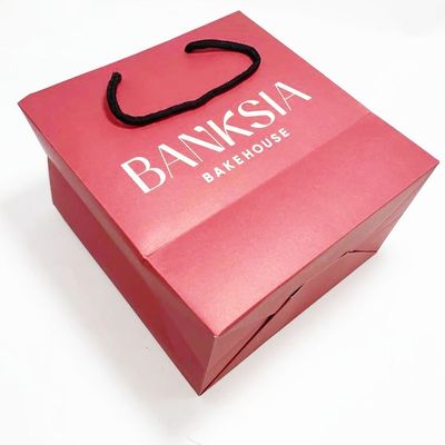 Buen precio El regalo reciclado plegable empaqueta las bolsas de papel de encargo de las compras con el logotipo BV aprobado en línea