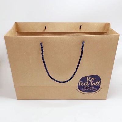 Buen precio Bolsos de papel impresos aduana reciclados del regalo de las bolsas de papel de Kraft con la cuerda de nylon en línea