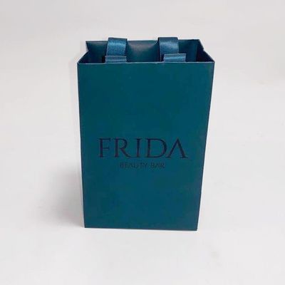 Buen precio La joyería impresa aduana personalizada de las bolsas de papel lleva el bolso con la manija de seda en línea