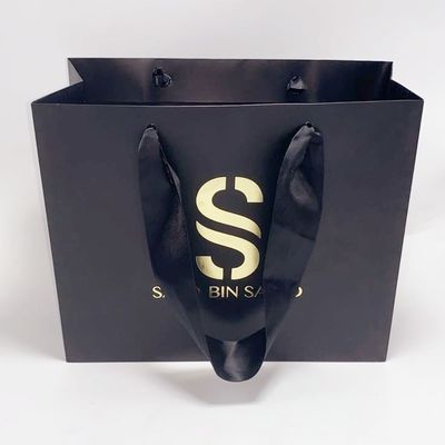 Buen precio Bolsos de compras de papel impresos aduana de seda negra exquisita de la manija de la bolsa de papel de Kraft en línea