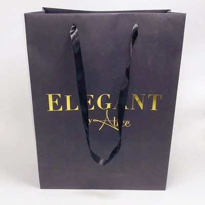 Buen precio La aduana de la ropa imprimió los bolsos personalizados las bolsas de papel de Kraft con la manija de la cinta en línea