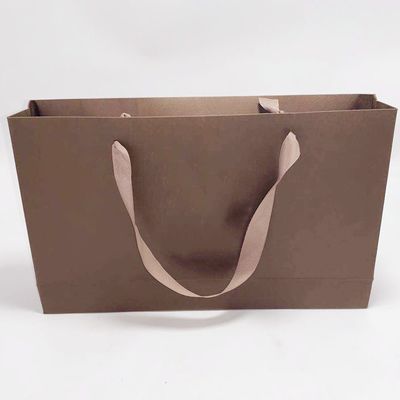Buen precio Los bolsos impresos de gama alta de la manija de la cinta de la bolsa de papel de Kraft llevan el regalo 31,5 x 6,4 el x 19cm en línea