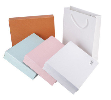 Buen precio El doblar de empaquetado de empaquetado de las cajas de la camiseta del producto de la atención sanitaria de la ropa de los hombres en línea