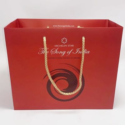 Buen precio El regalo reciclado personalizado empaqueta bolsos del regalo del papel de la tarjeta del boutique con la manija de los PP en línea