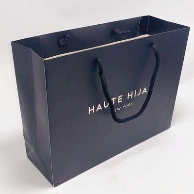 Buen precio El regalo reciclado elegante empaqueta los bolsos personalizados cartulina de Kraft con la chapa fonda en línea