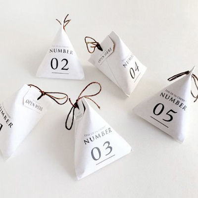 Buen precio Los bolsos reciclados del regalo del papel de Kraft personalizaron bolsos metálicos del caramelo de la hoja con la cuerda en línea