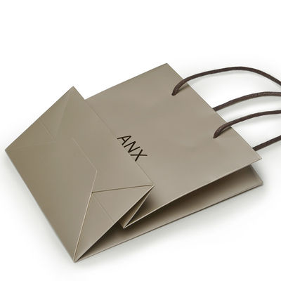 Buen precio El regalo reciclable del diseño verde empaqueta las bolsas de papel de Kraft para el empaquetado de la ropa en línea