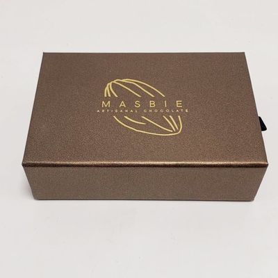 Buen precio Cajas de embalaje modificadas para requisitos particulares del chocolate exquisito con el tenedor interno del color oro en línea