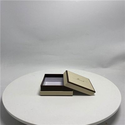 Buen precio Caja de empaquetado del cuadrado de la tapa de la pulsera portátil hecha a mano de la caja en línea